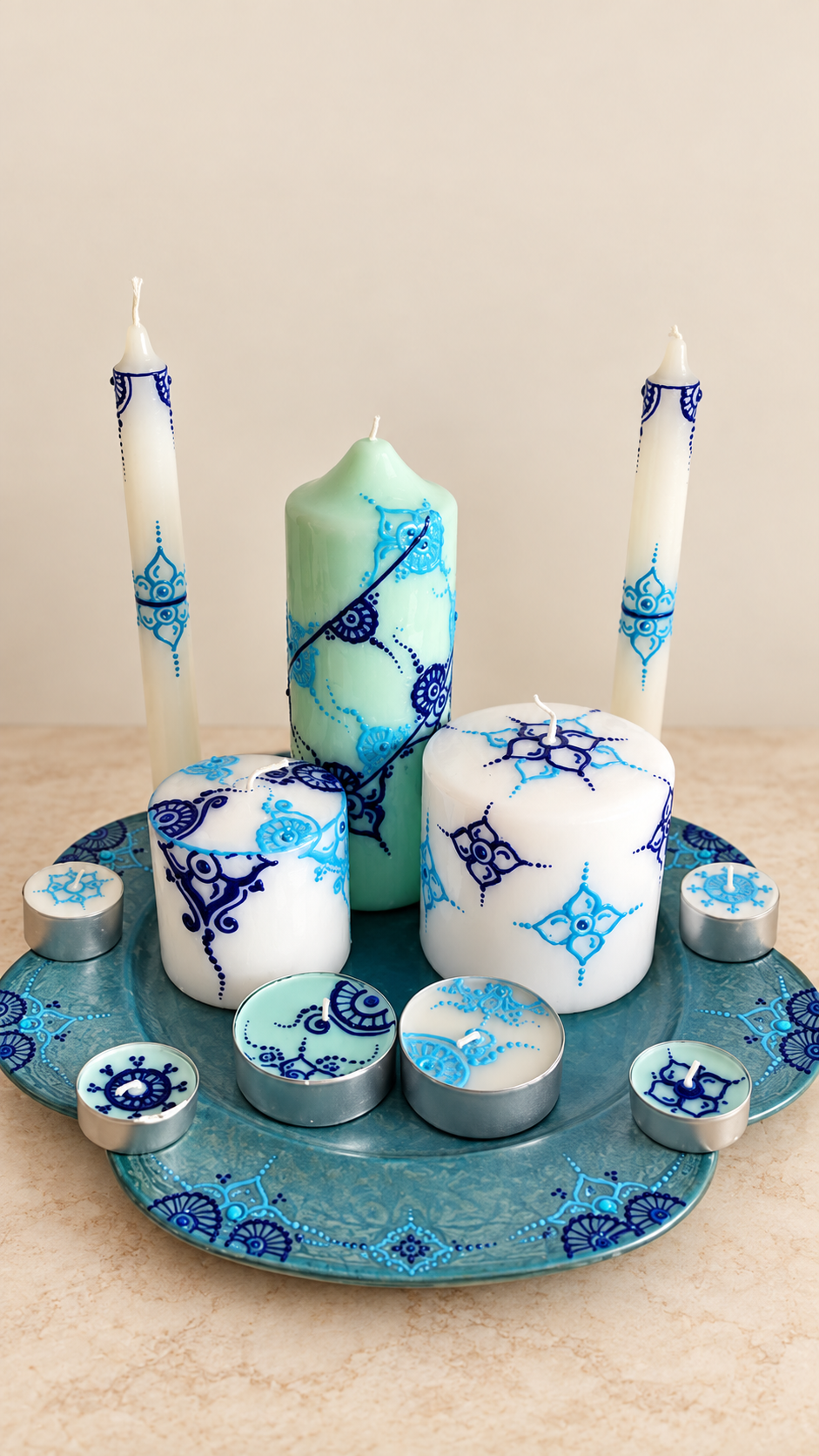 Turquoise en witte henna kaarsenset op decoratief plateau