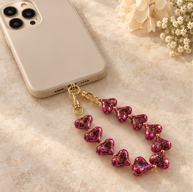 Telefoon- en sleutelkoord met hartenkralen – Fuchsia met panterprint