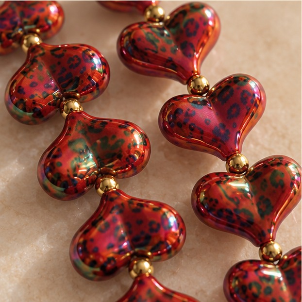 Detail van de kralen – Rood met panterprint